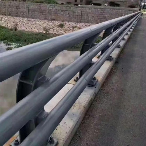 橋梁防撞護欄可以防止車輛沖出橋外